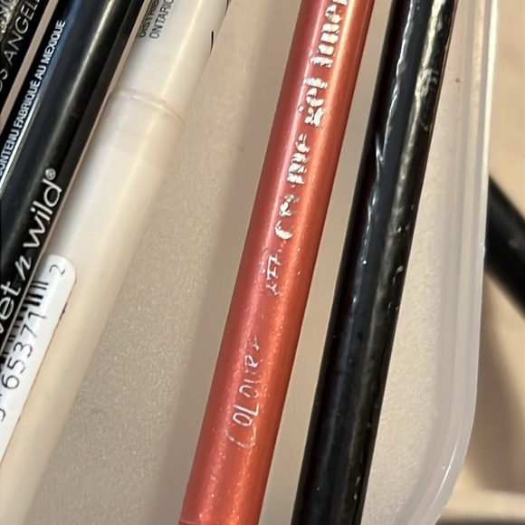 Shiny GEL LINET  , NYX, AVON,,AND MORE 
Total 7 new , or swapped FREAT PRUCE - Picture 3 of 7